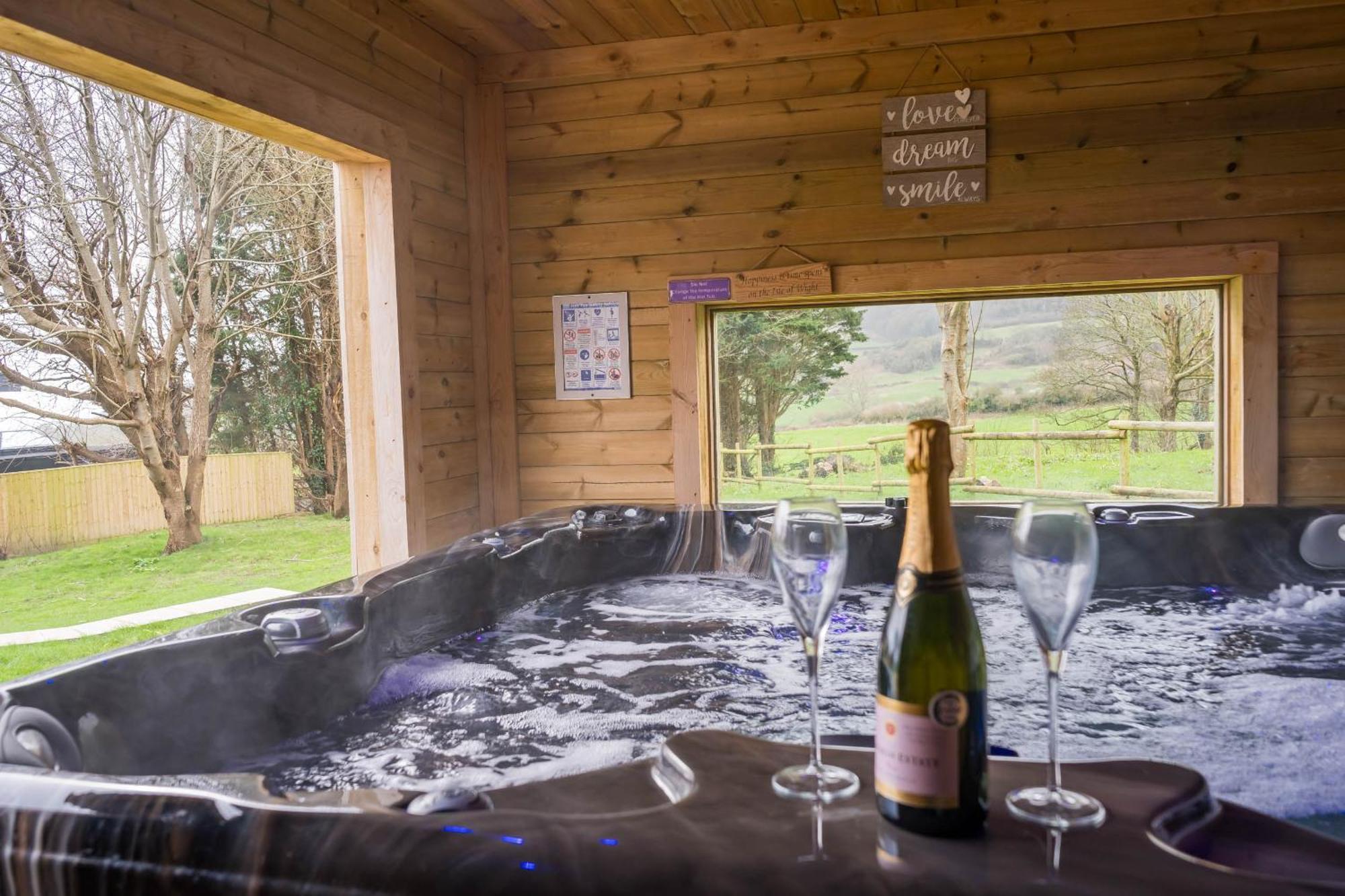 Pure Relaxation At It's Finest, Offering Moments Of Harmony And Tranquillity - Sauna & Hot Tub Holiday home *